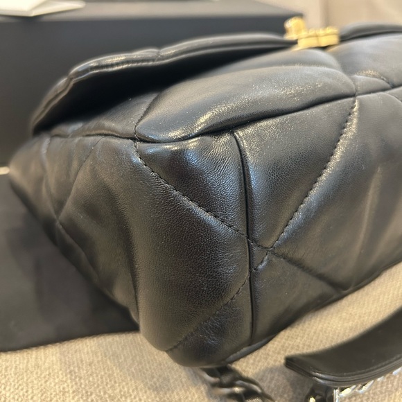 Chanel 19 Large (middle size) - Black Lambskin - Picture 6 of 9